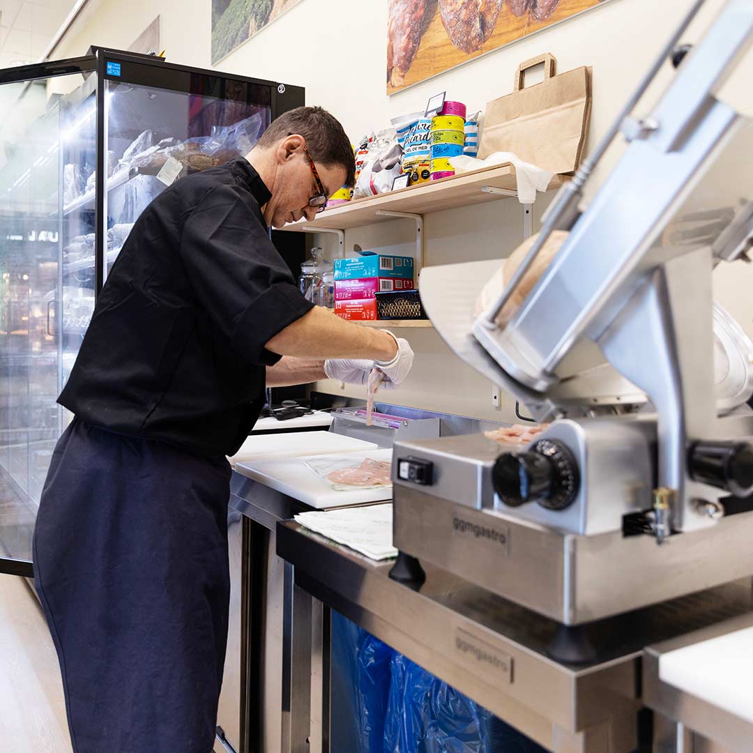 Medarbejder anretter tapas hos Gastronomer på Frederiksberg.